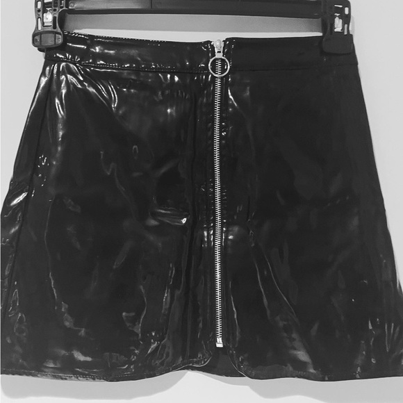 Women’s Forever 21 Patent Mini Skirt with rear zipper Size Small - Picture 2 of 2